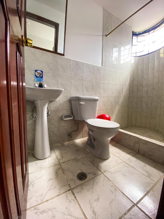 Hostal La Terraza - Roof Terrace Overlooking The North And Historic Centre Quito Exterior foto