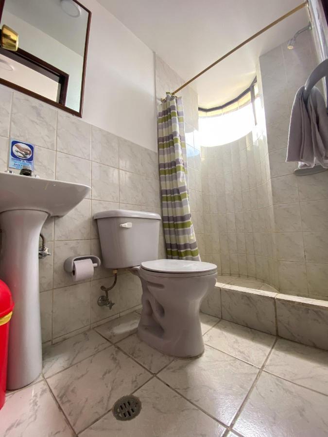 Hostal La Terraza - Roof Terrace Overlooking The North And Historic Centre Quito Exterior foto