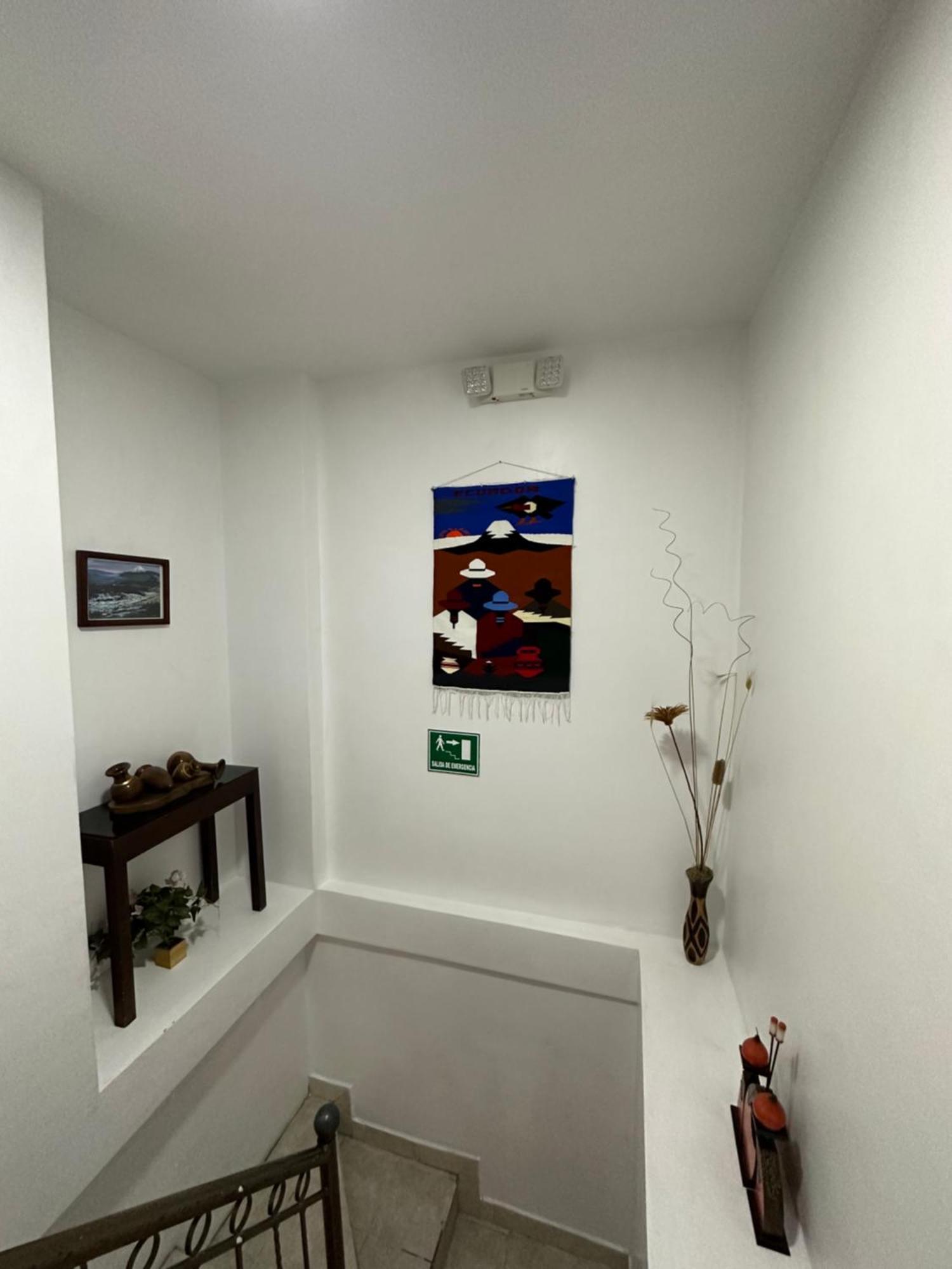 Hostal La Terraza - Roof Terrace Overlooking The North And Historic Centre Quito Exterior foto