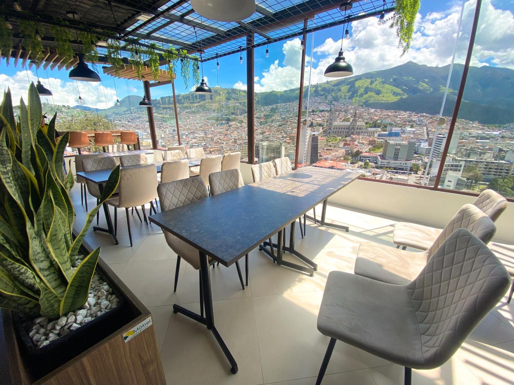 Hostal La Terraza - Roof Terrace Overlooking The North And Historic Centre Quito Exterior foto